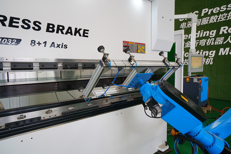 Robotic bending cell system for automatic robot press ...